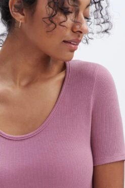 Itana Dream Rib Tee - Lilac -AGOLDE Shop 0018 Short Sleeve Itana Lilac 4451 web 090d6f8d ca0f 42bd b917 dedd6191af0d