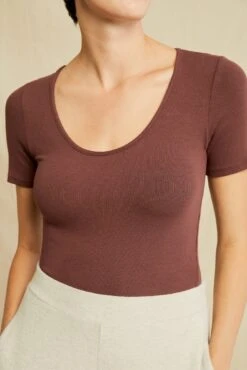 Itana Dream Rib Tee - Mocha -AGOLDE Shop 0018 Short Sleeve Itana Mocha 4462 web caa59471 2259 4ae6 8642 d58a50bc3905