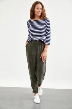 Halle Tee - Navy And Ivory -AGOLDE Shop 0049 Winter Francoise Navy Ivory Stripe 0385 web 24b6c3f6 9647 4c42 9a1c defc4d37383e