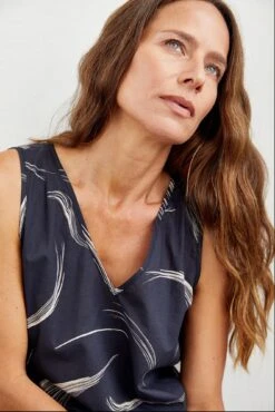 Mariposa Tank - Malaga Print - ReAmour -AGOLDE Shop 0067 Mariposa Malaga 0036 web 61cae57d 6677 4a3a a556 48f039a2a900