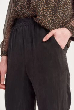 Henri Cupro Joggers - Black 9 Henri Cupro Joggers - Black -AGOLDE Shop 0074 Henri Cupro Black 1403 web daa33ce5 b28a 429d 90b0 21fe26b0df69