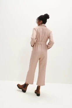 Oceane Femme Fête Jumpsuit - Rose -AGOLDE Shop 0092 Oceane Rose 6691 web c44323e2 9b8f 4dcb ba96 16be9eb79bf0