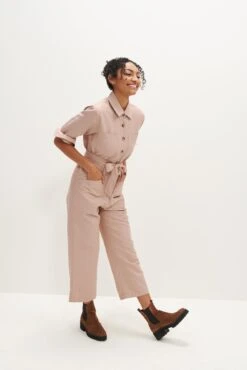 Oceane Femme Fête Jumpsuit - Rose -AGOLDE Shop 0092 Oceane Rose 6723 web 6d3b20c3 1d90 4326 bb9f 24e7419a79c6