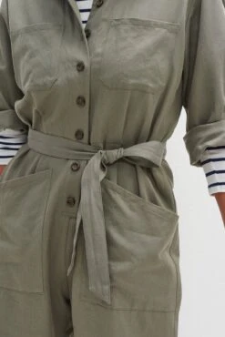 Oceane Femme Fête Jumpsuit - Vetiver -AGOLDE Shop 0092 Oceane Vetiver 1099 web 4146746d 437b 4ba2 96eb 9817dc8e96ce