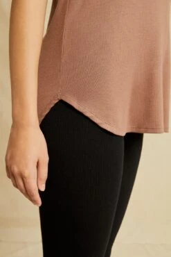 Stella Dream Rib Tee - Nutmeg -AGOLDE Shop 0320 Stella Top Dark Nutmeg 1147 web 884352f7 b852 4241 9f19 633d73a750d2