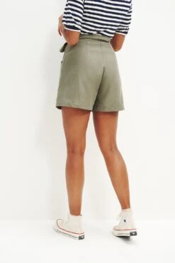 Milo Femme Fête Short - Vetiver -AGOLDE Shop 0341 Milo Short Vetiver 0535 web cfd2bbd8 fed9 4268 892c b5d62591ae9c