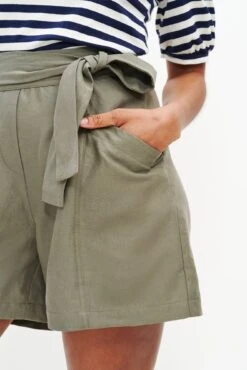 Milo Femme Fête Short - Vetiver -AGOLDE Shop 0341 Milo Short Vetiver 0545 web 892e96c0 84be 44ce b291 1465843bd02a