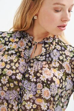 Camila Nouveau Silk Blouse - ReAmour -AGOLDE Shop 0394 Camila Lavender Midi Floral 1841 web e23f44e5 b5f3 45f1 87e8 224ad5f87777