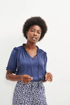 Zuri Cupro Blouse - Ocean 11 Zuri Cupro Blouse - Ocean -AGOLDE Shop 0396 Zuri Ocean 0128 web 15ef88a1 66ab 4402 af1d a023b4eeb070