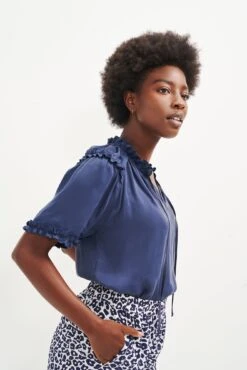 Zuri Cupro Blouse - Ocean 9 Zuri Cupro Blouse - Ocean -AGOLDE Shop 0396 Zuri Ocean 0150 web 3ab9bc19 5348 4096 975b 1377821e76c9