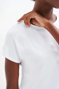 Chessa Dream Knit Tee - White -AGOLDE Shop 0505 Chessa White 0868 web c3c1127a ab61 4eb7 8f6f cca57cdb985e