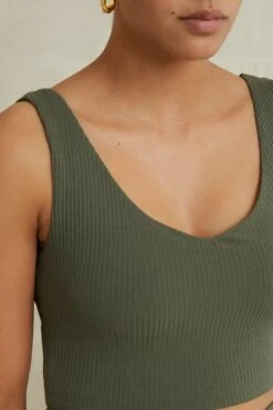 Rosa Paris Rib Tank - Calla Green -AGOLDE Shop 0516RosaCallaGreen 3859 web a3d978b6 621a 4606 a30c faa68ce8bdf6