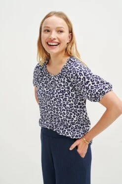 Lotta Washable Silk Blouse - Navy Sauvage -AGOLDE Shop 0563 Lotta Silk Sauvage Print 1366 web 5e4d82d9 b2a1 419e b777 3f8f4e9ef16b