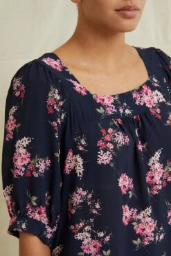 Edith Viscose Blouse - Whitby Floral 7 Edith Viscose Blouse - Whitby Floral -AGOLDE Shop 0771EdithWhitby 1957 web f6ad844c bd9d 4e84 84b6 80416a4eba14