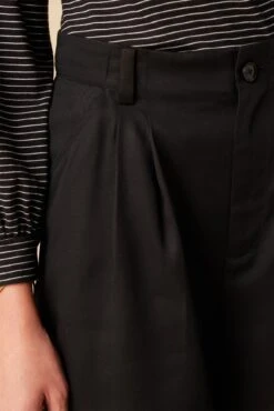 Larisa Tencel Twill Short - Black 9 Larisa Tencel Twill Short - Black -AGOLDE Shop 10159 Larisa Short Black 5