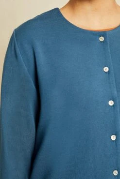 Mira Luxe Fleece Cardigan - Azure - ReAmour -AGOLDE Shop 211013 AV October ECOMM 0115MiraAzureLuxeFleece 8168 web ef94ff86 da96 4af7 b0be 55b82285ce22