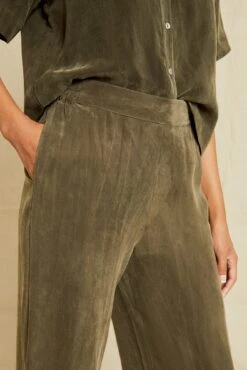 Mabel Cottonseed Cupro Pajama Pants - Olive -AGOLDE Shop 211013 AV October ECOMM 0222MabelOlive 5404 web a637f3ee c398 4c03 9e67 48bb65327732