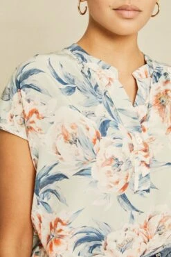 Renata Washable Silk Blouse - Paulette Floral -AGOLDE Shop 211013 AV October ECOMM 1068RenataWashableSilkPaulettePrint 9552 web 6439b051 a323 4c00 bc12 df7e2322800a