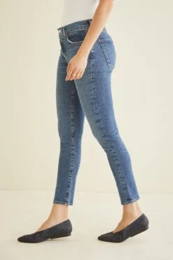 AGOLDE Toni Mid Rise Straight Jean -AGOLDE Shop AGOLDE Toni Stretch Mid Rise Obscure 493 web