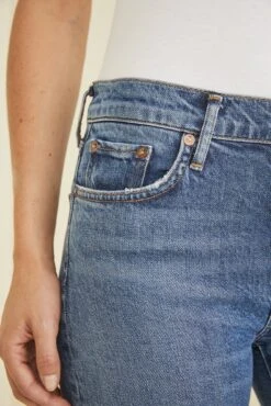 AGOLDE Toni Mid Rise Straight Jean -AGOLDE Shop AGOLDE Toni Stretch Mid Rise Obscure 513 web