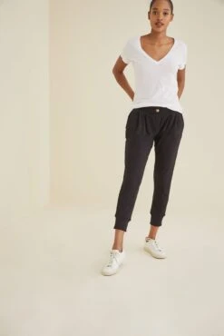 Jamie Pleated Joggers - ReAmour 10 Jamie Pleated Joggers - ReAmour -AGOLDE Shop Jamie Black 2392 web 7f1ad596 94d9 4049 b184 ca9f612d884a