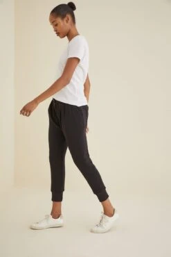 Jamie Pleated Joggers - ReAmour 8 Jamie Pleated Joggers - ReAmour -AGOLDE Shop Jamie Black 2410 web 785120a7 517d 4864 97f7 44a7a3d3da26