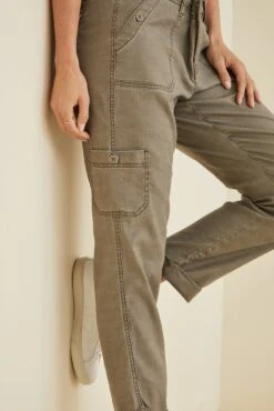 Dayla Cargo Pants 24 Dayla Cargo Pants -AGOLDE Shop Level 99 Dayla Cargo Sage 1156 web ab3d5827 1c49 4ba7 b30e 5677686a7534