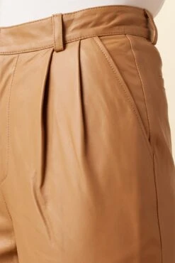 Deadwood Suzy Short - Tan 11 Deadwood Suzy Short - Tan -AGOLDE Shop TBD Deadwood Suzy Short 6