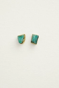 Leslie Francesca Raw Crystal Studs -AGOLDE Shop leslie francesca raw crystal studs emerald pair 0003 web 355fa03e 143c 442c 96c3 47e5fb1c84c4